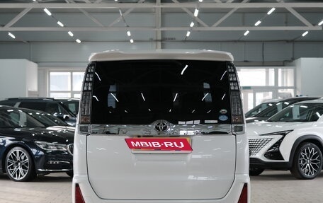 Toyota Voxy III, 2015 год, 2 099 000 рублей, 3 фотография