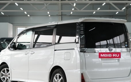 Toyota Voxy III, 2015 год, 2 099 000 рублей, 4 фотография