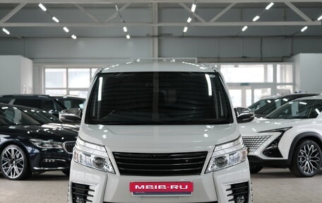 Toyota Voxy III, 2015 год, 2 099 000 рублей, 2 фотография