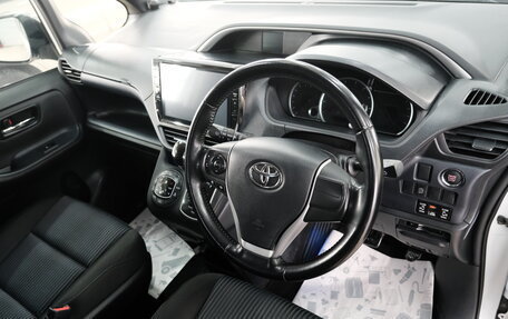 Toyota Voxy III, 2015 год, 2 099 000 рублей, 9 фотография