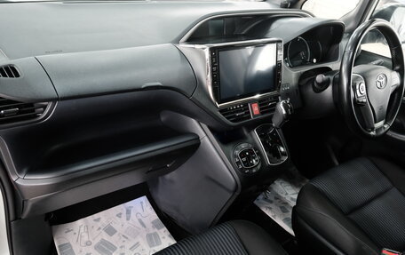 Toyota Voxy III, 2015 год, 2 099 000 рублей, 17 фотография
