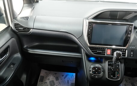 Toyota Voxy III, 2015 год, 2 099 000 рублей, 16 фотография