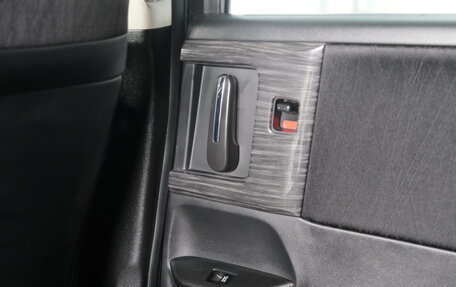 Toyota Voxy III, 2015 год, 2 099 000 рублей, 19 фотография