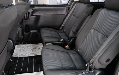 Toyota Voxy III, 2015 год, 2 099 000 рублей, 22 фотография