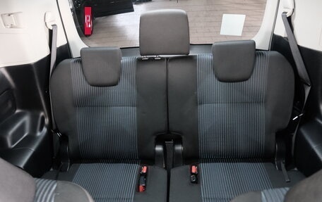 Toyota Voxy III, 2015 год, 2 099 000 рублей, 23 фотография