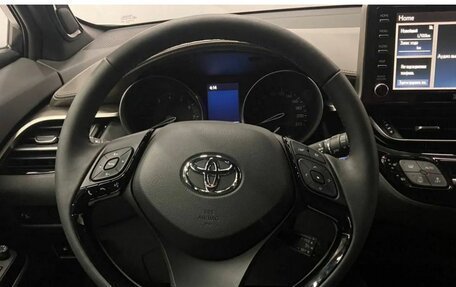 Toyota C-HR I рестайлинг, 2022 год, 2 700 000 рублей, 11 фотография