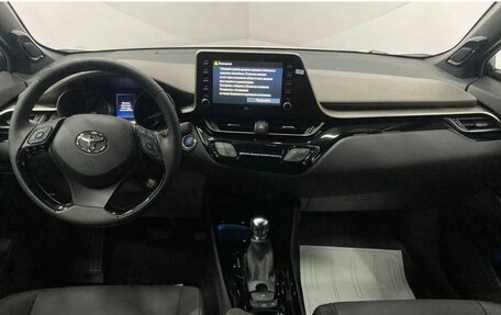 Toyota C-HR I рестайлинг, 2022 год, 2 700 000 рублей, 10 фотография