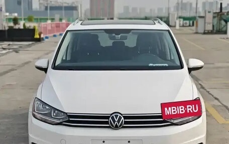 Volkswagen Touran III, 2021 год, 1 749 000 рублей, 2 фотография