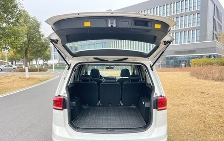 Volkswagen Touran III, 2022 год, 2 500 000 рублей, 8 фотография