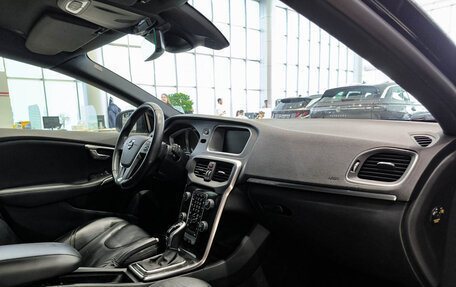 Volvo V40 Cross Country I, 2018 год, 1 890 000 рублей, 13 фотография