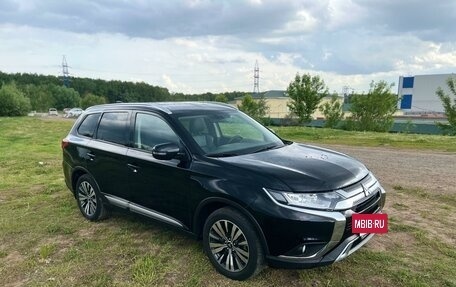 Mitsubishi Outlander III рестайлинг 3, 2021 год, 3 200 000 рублей, 2 фотография