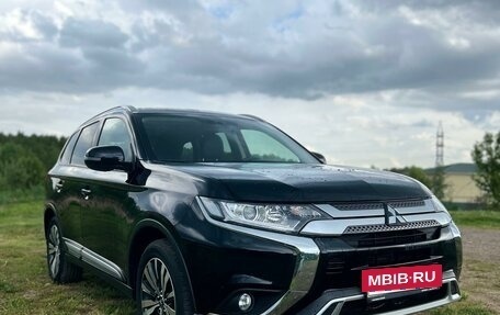 Mitsubishi Outlander III рестайлинг 3, 2021 год, 3 200 000 рублей, 3 фотография