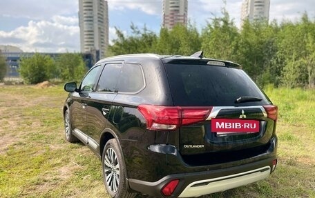 Mitsubishi Outlander III рестайлинг 3, 2021 год, 3 200 000 рублей, 11 фотография
