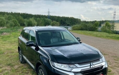 Mitsubishi Outlander III рестайлинг 3, 2021 год, 3 200 000 рублей, 10 фотография