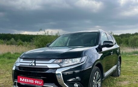 Mitsubishi Outlander III рестайлинг 3, 2021 год, 3 200 000 рублей, 15 фотография
