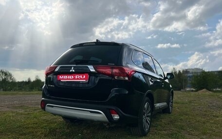 Mitsubishi Outlander III рестайлинг 3, 2021 год, 3 200 000 рублей, 4 фотография