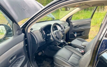Mitsubishi Outlander III рестайлинг 3, 2021 год, 3 200 000 рублей, 32 фотография