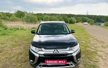 Mitsubishi Outlander III рестайлинг 3, 2021 год, 3 200 000 рублей, 24 фотография