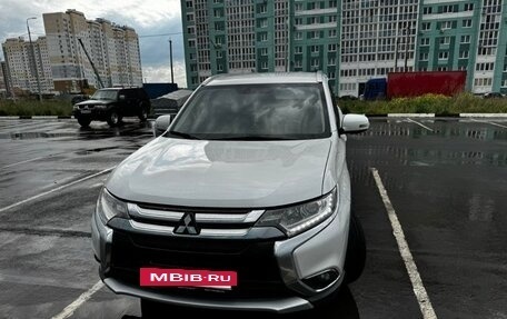 Mitsubishi Outlander III рестайлинг 3, 2015 год, 2 050 000 рублей, 9 фотография