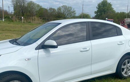 KIA Rio IV, 2018 год, 1 050 000 рублей, 3 фотография