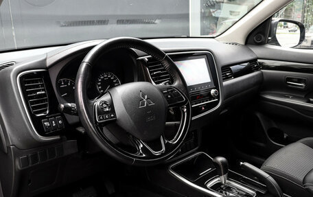 Mitsubishi Outlander III рестайлинг 3, 2021 год, 2 355 000 рублей, 13 фотография