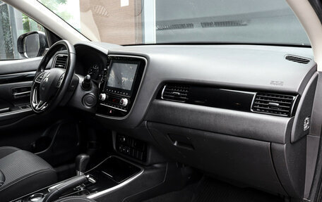 Mitsubishi Outlander III рестайлинг 3, 2021 год, 2 355 000 рублей, 9 фотография