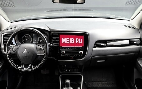 Mitsubishi Outlander III рестайлинг 3, 2021 год, 2 355 000 рублей, 11 фотография