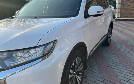 Mitsubishi Outlander III рестайлинг 3, 2019 год, 2 280 000 рублей, 2 фотография