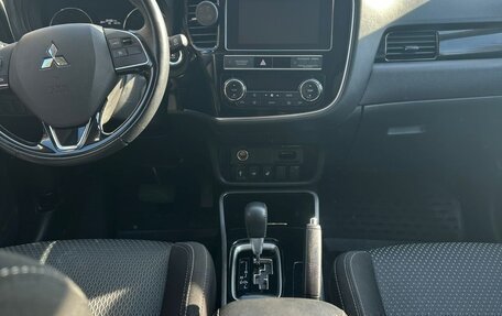 Mitsubishi Outlander III рестайлинг 3, 2019 год, 2 280 000 рублей, 12 фотография
