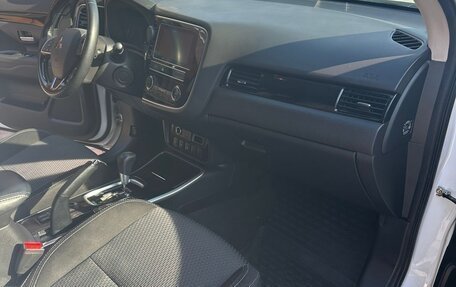 Mitsubishi Outlander III рестайлинг 3, 2019 год, 2 280 000 рублей, 14 фотография