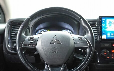 Mitsubishi Outlander III рестайлинг 3, 2019 год, 1 700 000 рублей, 10 фотография
