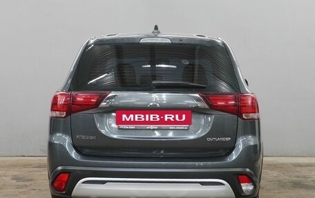 Mitsubishi Outlander III рестайлинг 3, 2019 год, 1 700 000 рублей, 6 фотография