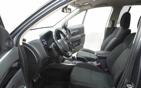 Mitsubishi Outlander III рестайлинг 3, 2019 год, 1 700 000 рублей, 15 фотография