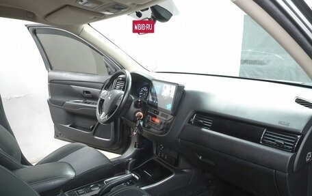 Mitsubishi Outlander III рестайлинг 3, 2019 год, 1 700 000 рублей, 13 фотография
