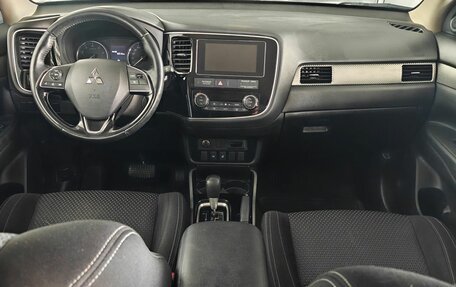 Mitsubishi Outlander III рестайлинг 3, 2018 год, 1 695 000 рублей, 11 фотография