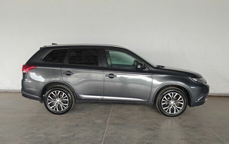 Mitsubishi Outlander III рестайлинг 3, 2018 год, 1 695 000 рублей, 7 фотография