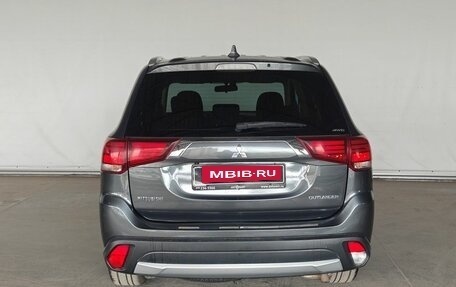 Mitsubishi Outlander III рестайлинг 3, 2018 год, 1 695 000 рублей, 5 фотография