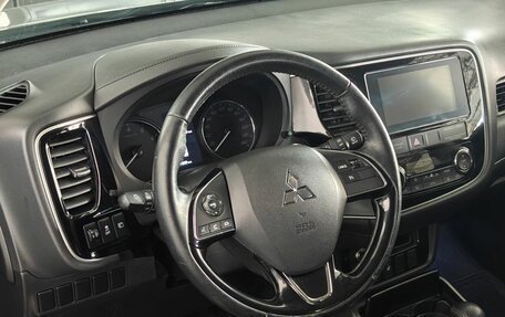 Mitsubishi Outlander III рестайлинг 3, 2018 год, 1 695 000 рублей, 15 фотография
