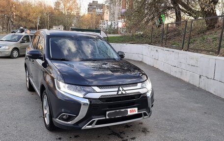 Mitsubishi Outlander III рестайлинг 3, 2019 год, 2 200 000 рублей, 2 фотография