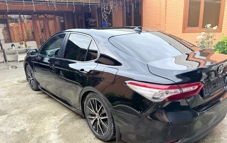 Toyota Camry, 2021 год, 2 100 000 рублей, 4 фотография