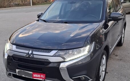 Mitsubishi Outlander III рестайлинг 3, 2019 год, 2 200 000 рублей, 10 фотография