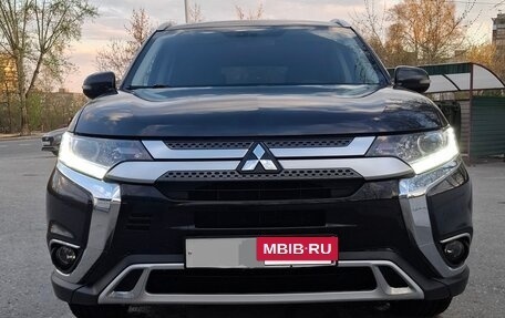 Mitsubishi Outlander III рестайлинг 3, 2019 год, 2 200 000 рублей, 11 фотография