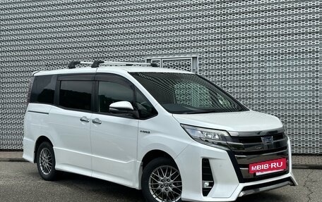 Toyota Noah III, 2019 год, 2 250 000 рублей, 3 фотография