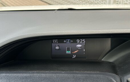 Toyota Noah III, 2019 год, 2 250 000 рублей, 13 фотография
