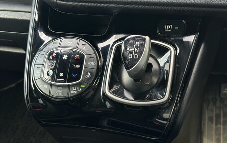 Toyota Noah III, 2019 год, 2 250 000 рублей, 12 фотография