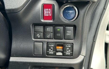 Toyota Noah III, 2019 год, 2 250 000 рублей, 14 фотография