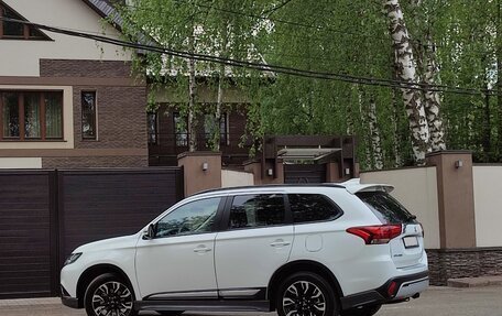 Mitsubishi Outlander III рестайлинг 3, 2022 год, 3 350 000 рублей, 3 фотография