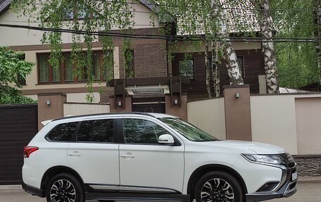 Mitsubishi Outlander III рестайлинг 3, 2022 год, 3 350 000 рублей, 2 фотография