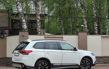Mitsubishi Outlander III рестайлинг 3, 2022 год, 3 350 000 рублей, 4 фотография