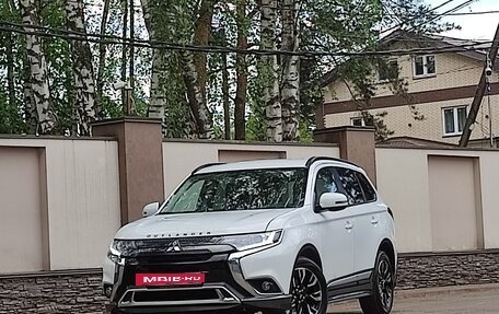 Mitsubishi Outlander III рестайлинг 3, 2022 год, 3 350 000 рублей, 5 фотография